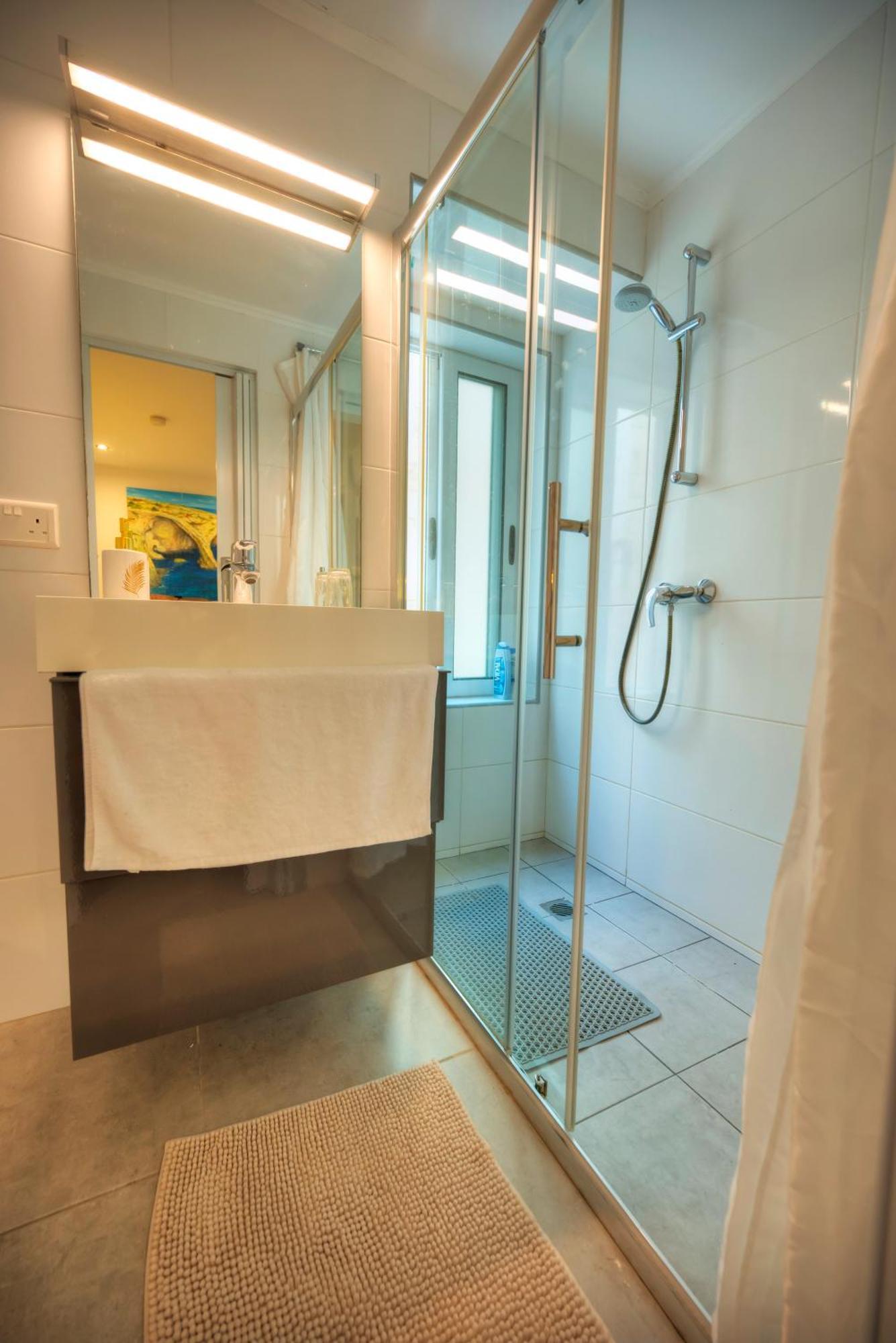 Seaview Sliema 30 Seconds To High Street & Ferry, 2X Double En-Suite Bedrooms, Modern Whole Traditional Townhouse, Kitchen, Living Area, & Roof Terrace Екстериор снимка