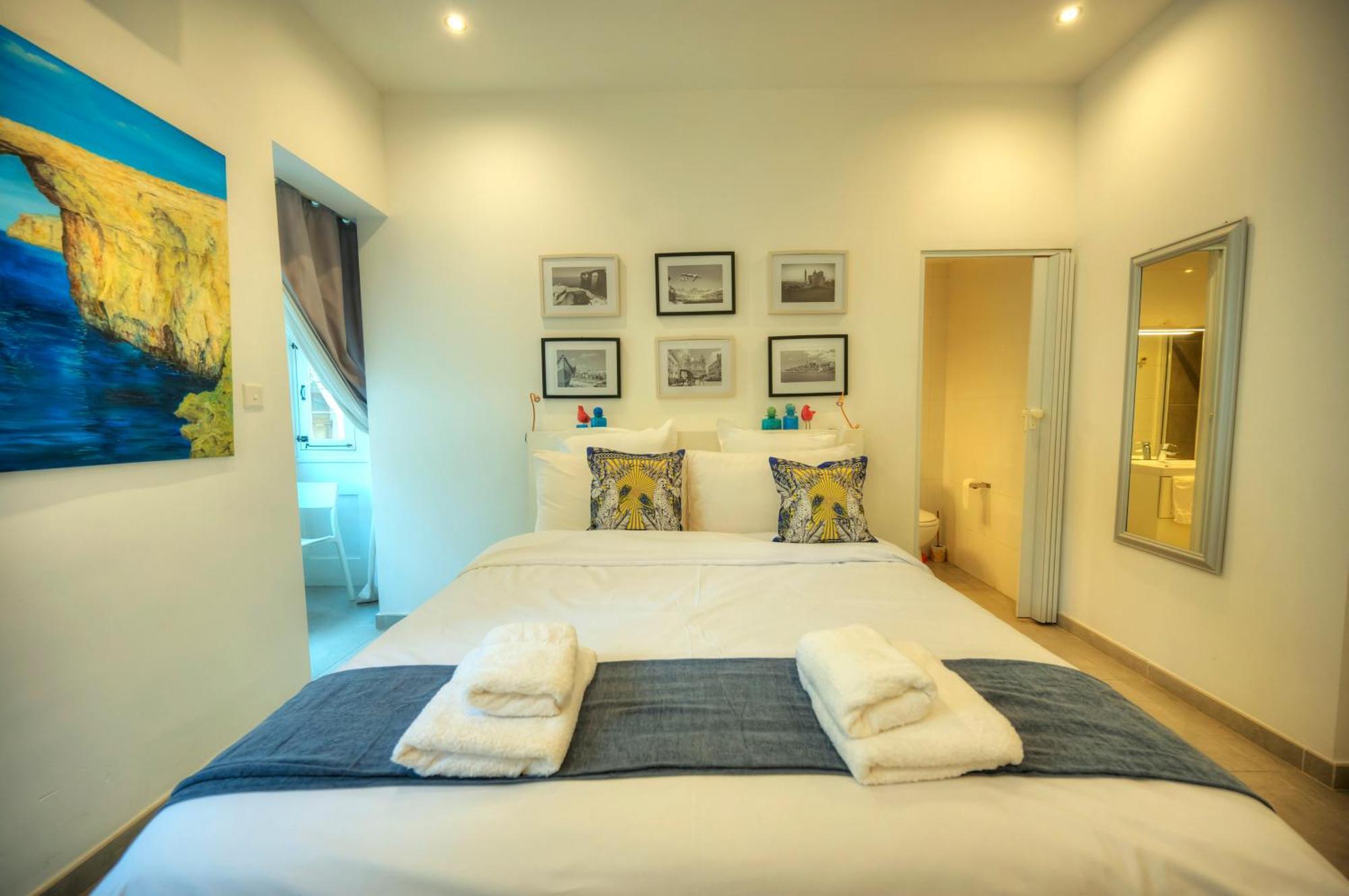 Seaview Sliema 30 Seconds To High Street & Ferry, 2X Double En-Suite Bedrooms, Modern Whole Traditional Townhouse, Kitchen, Living Area, & Roof Terrace Екстериор снимка
